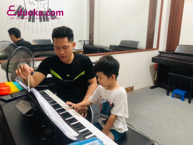 Lớp học âm nhạc thầy Đăng Khoa