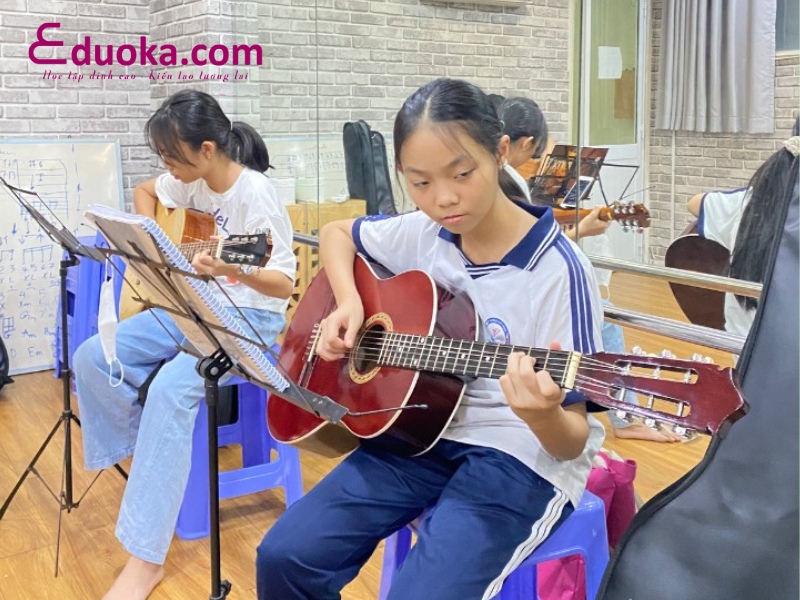 Lớp học guitar cho trẻ em Hà Ngọc