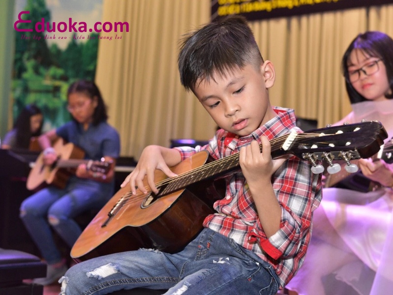 Những lợi ích khi chọn học đàn guitar tại các trung tâm dạy đàn guitar quận 12