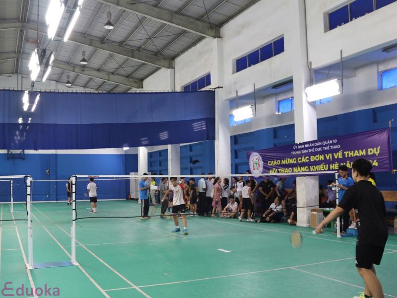 tiện ích khi thuê sân cầu lông tại TTTDTT Quận 10
