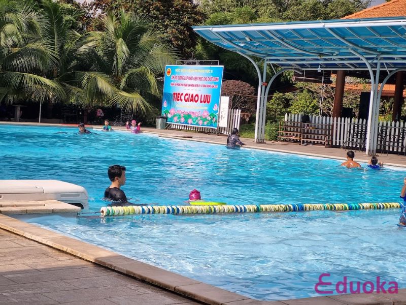 Dịch Vụ Tiện Ích Tại Hồ Bơi Hoa Viên Quán 102