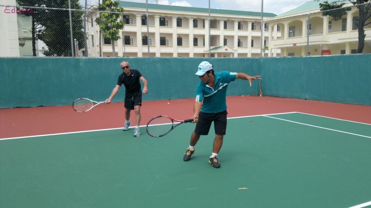 Nâng cao trình độ tại lớp dạy tennis phường Bình Thới