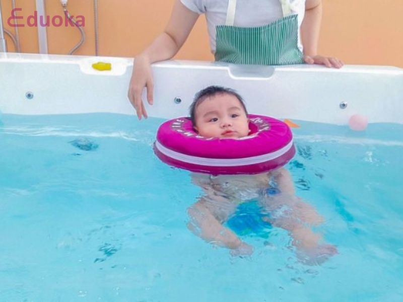 lưu ý khi cho bé bơi hồ bơi thủy liệu