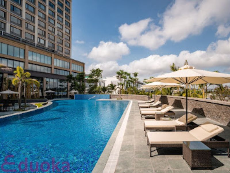Dịch Vụ Tại Khu Vực Bể Bơi Hotel Nikko Saigon