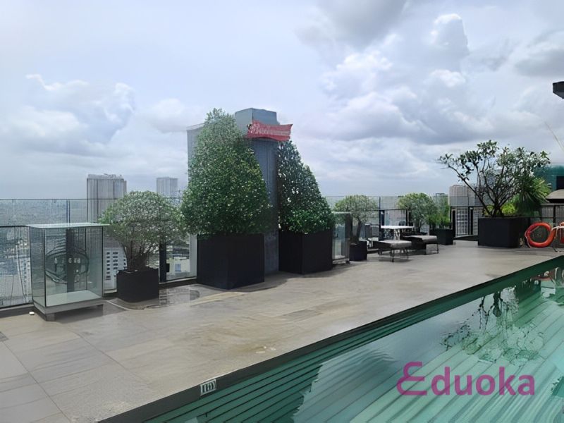 Dịch vụ tại khu vực hồ bơi khách sạn The One Sài Gòn