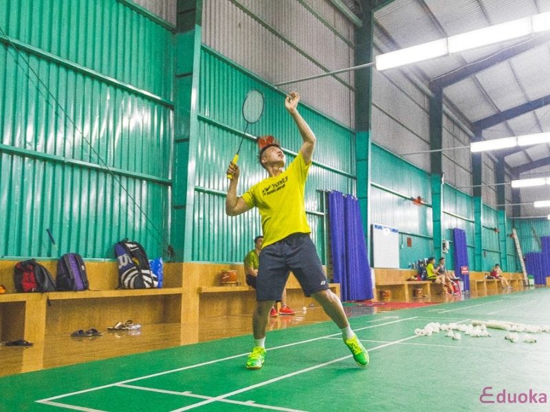Đập cầu lông đường chéo thuận tay